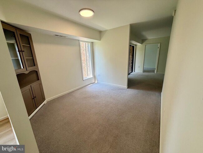 Building Photo - 15 Silverwood Cir