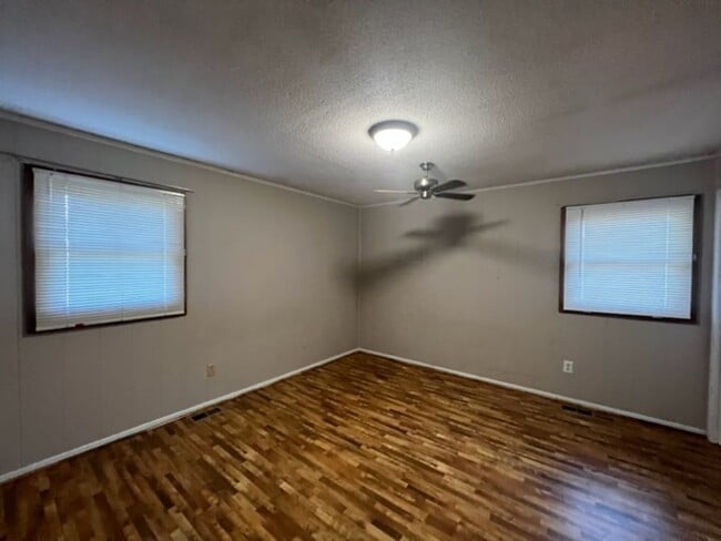 Building Photo - Quiet Living but Only a Mile from downtown...