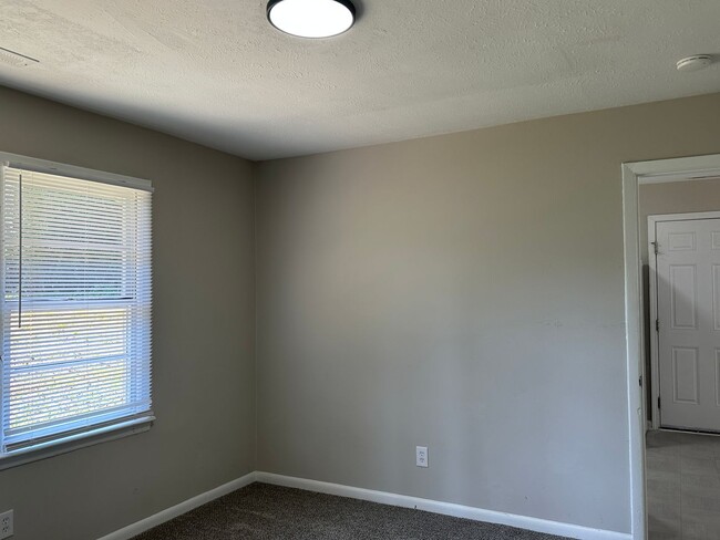 Building Photo - 3 Bedroom, 1 Bath Updated Home so very close to Ft Bragg!!