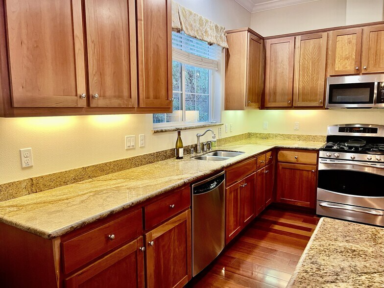 Building Photo - 853 Palou St