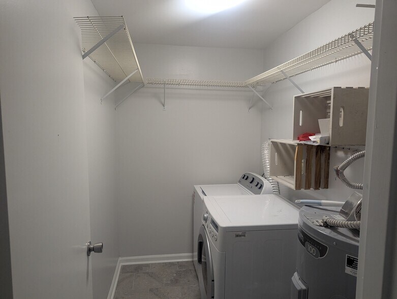Laundry room - 200 Sanders Ferry Rd