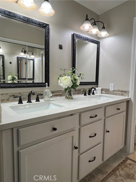 Building Photo - 10 Mansera Pl