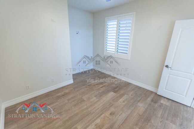 Building Photo - 661 E Julian Dr