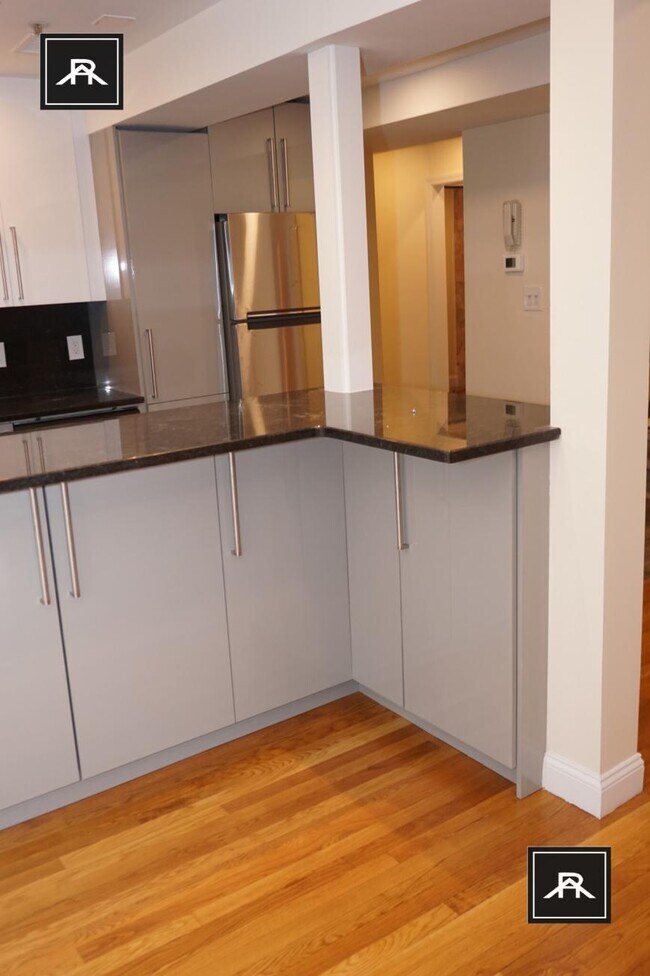 Building Photo - 3 bedroom in Brookline MA 02445