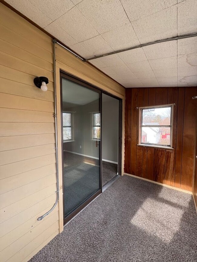 Building Photo - Large 4 bedrooms 1 full bathroom home for rent