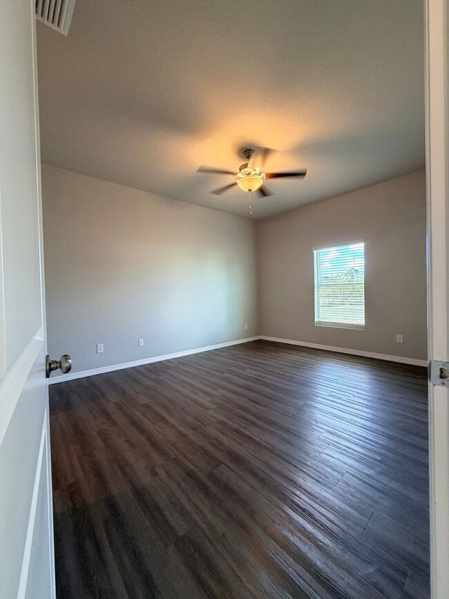 Building Photo - 3 bedrooms and 2 baths! FRESHLY RENOVATED!