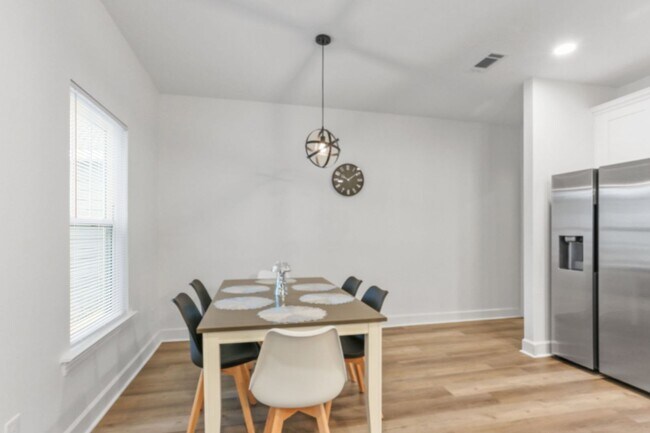 Building Photo - 417 Bedford Dr