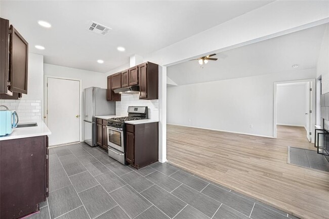Building Photo - 914 Peggotty Pl