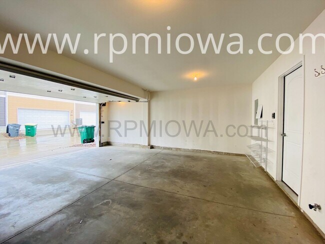 Building Photo - GREAT LOCATION!! 3 Bedroom, 2.5 Bath Townhome in West Des Moines