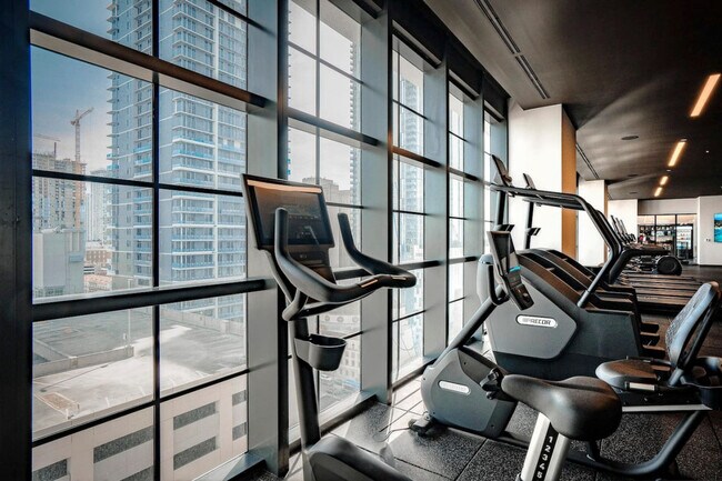 Building Photo - 601 NE 1st Ave