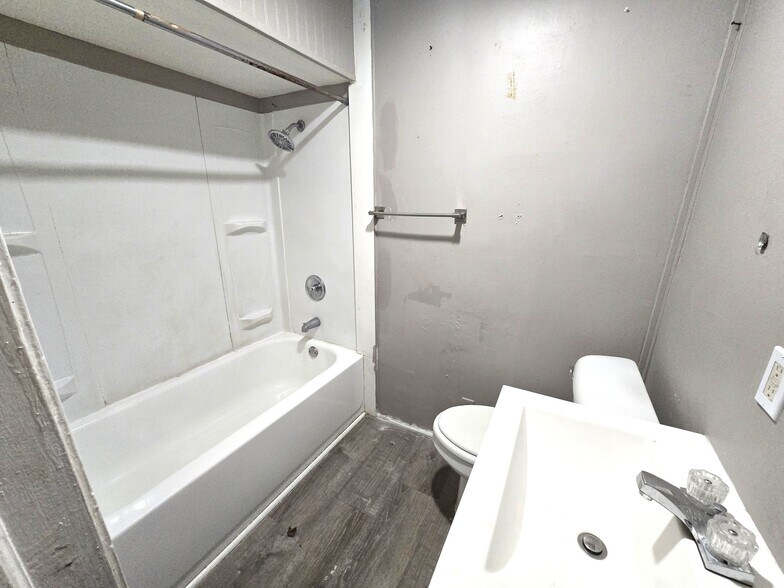 Building Photo - 544 Emerson St