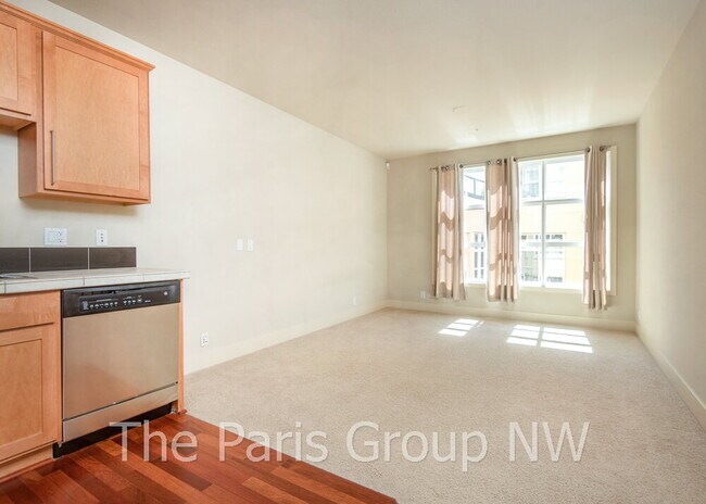 Building Photo - Gorgeous Green Lake Condo * 1 Block to Park Entrance, Onsite Retail, Garage Pkg, EZ Commute!