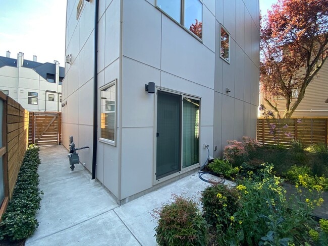 Building Photo - 3Bd/2.5Ba Seattle House