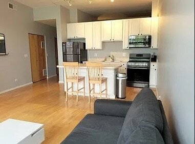 Building Photo - 3944 N Claremont Ave