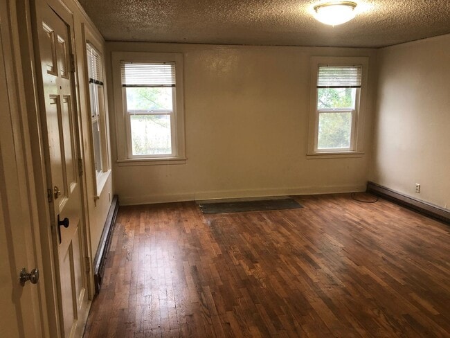 Building Photo - Campus House ~ 3 bedroom, 2 bath