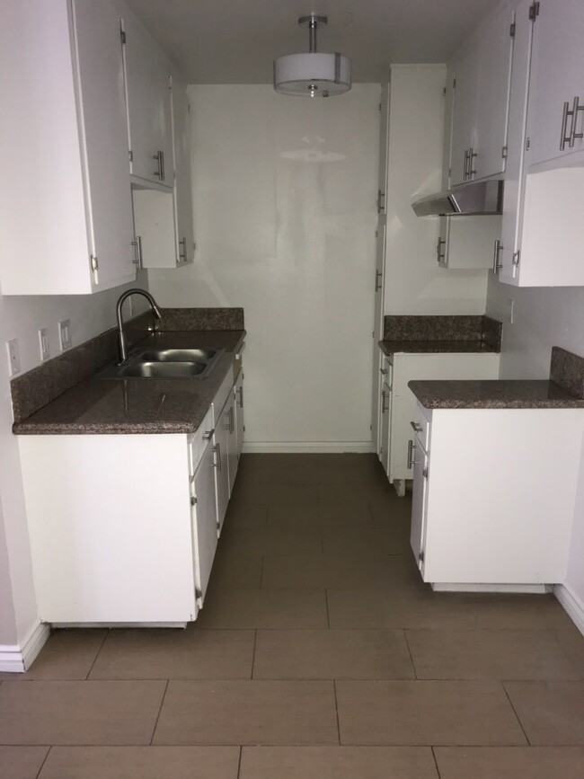 Building Photo - Remodel, Beautiful 2 bedroom 1 1/2 bath ap...