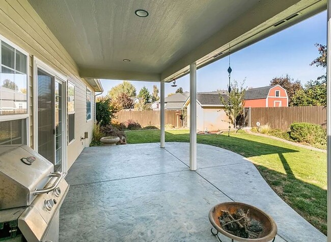 Building Photo - Spacious 3-Bedroom Home with Private Backy...