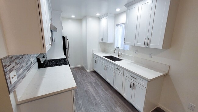 Building Photo - 6 Bedroom 3 Bath Two Story House with REMODELED Kitchen and Bathrooms Available Now!