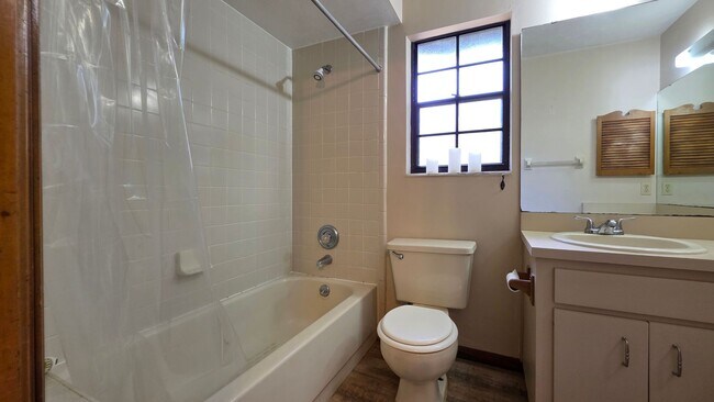 Building Photo - FOR FRENT Home near UF. 3 Bed, 2 bath, 2 c...