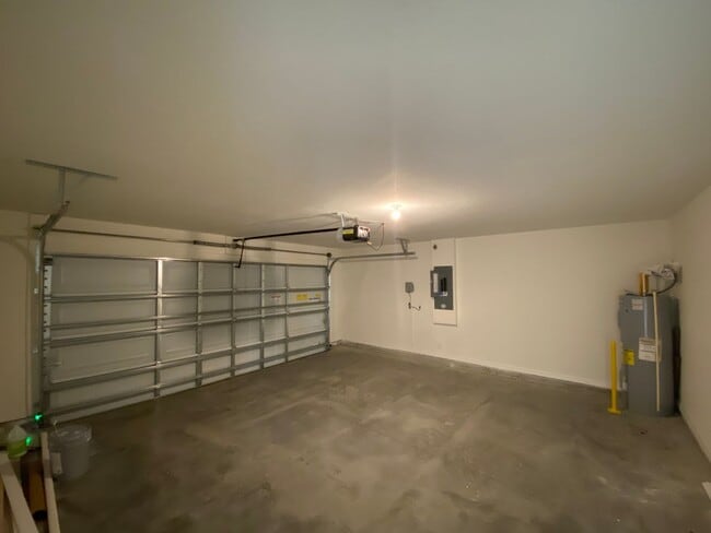 Building Photo - Avalon Woods 4/3/2 ***WON'T LAST***