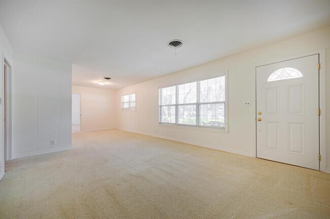 Building Photo - 922 Oak Ln