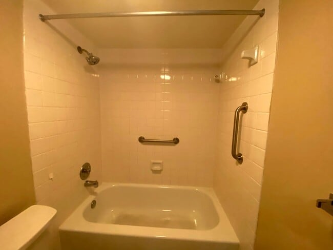 Building Photo - Beautiful and well-maintained 2BR/2BA town...