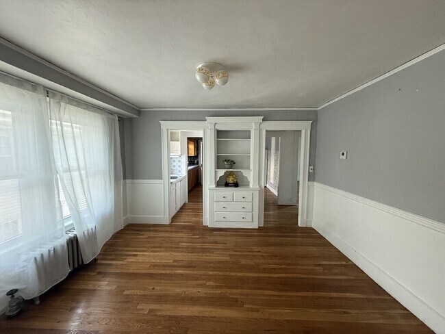 Building Photo - 135 Mills St