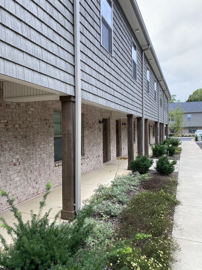 Building Photo - Modern Townhome Close to MTSU