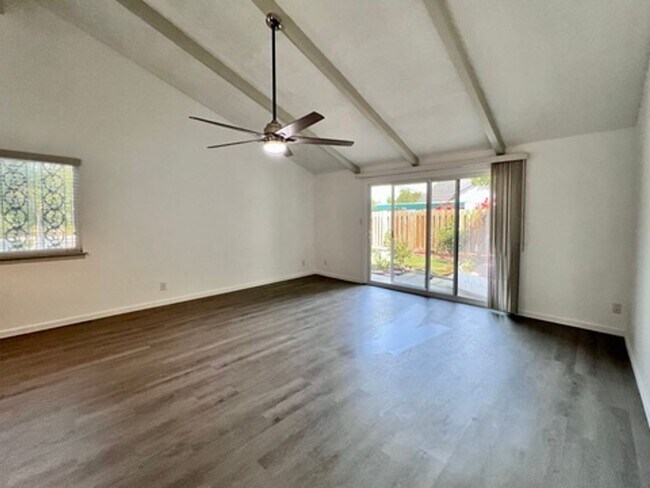Building Photo - $1995 Gettysburg & Blackstone, 2 Bedroom Condo - Rialto Ave, Fresno / Newly Renovated