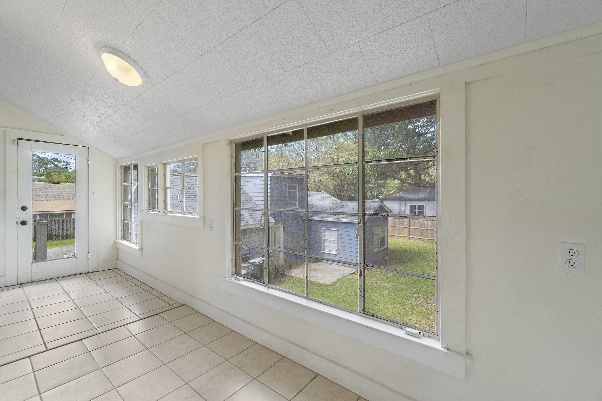 Building Photo - 320 Hallock St