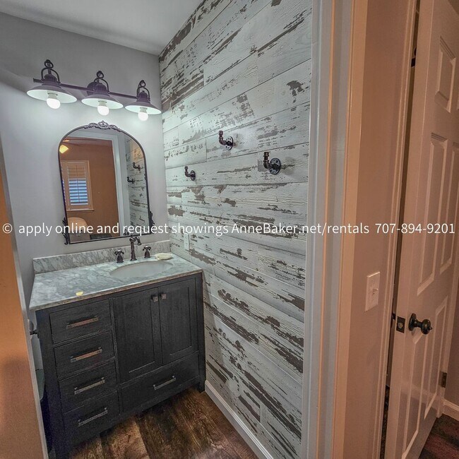 Building Photo - Exquisitely Updated Condo - Must See