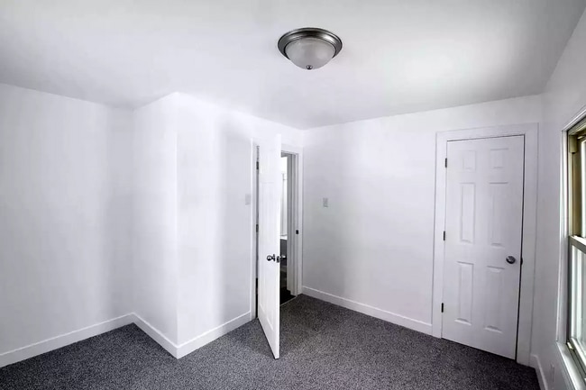 Building Photo - Beautiful Recently Renovated 2-Bedroom Hom...