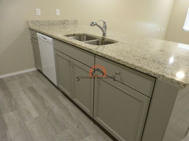 Building Photo - Modern 3 bedroom 2 bath apartment