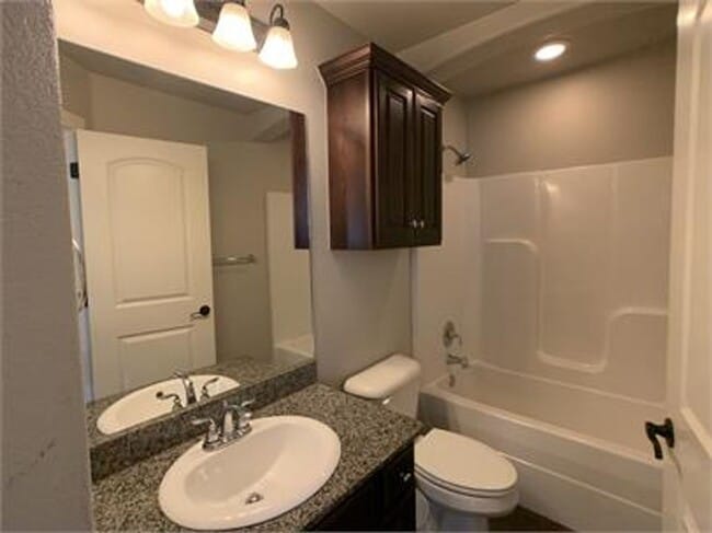 Building Photo - Fabulously Cozy Home