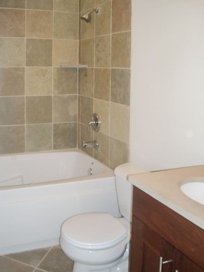 Building Photo - 2334 N Greenview Ave