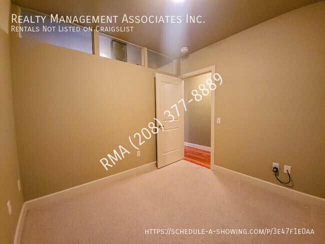 Building Photo - 406 S 13th St