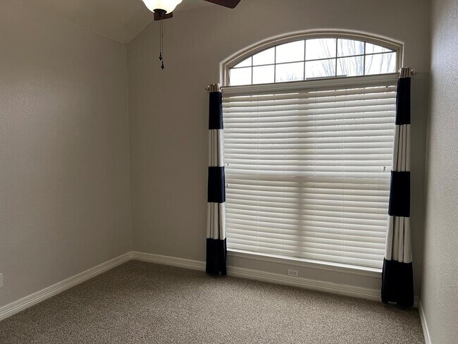 Building Photo - 503 Woodland Park Dr