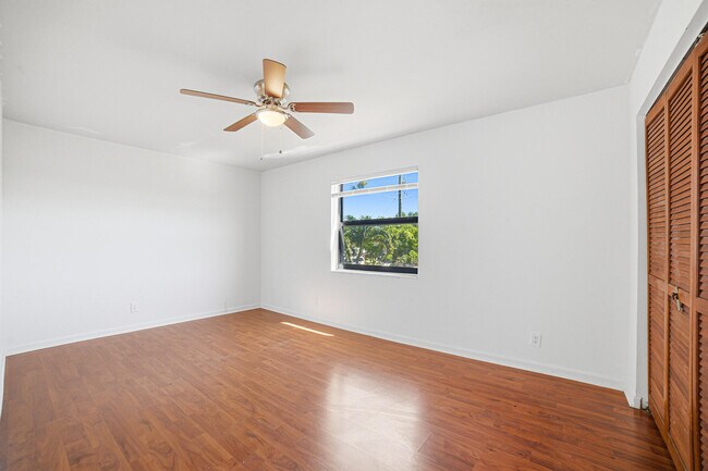 Building Photo - 2895 Via Del Lago