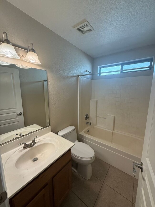 Building Photo - 3 Bedroom 2 Bathroom Home