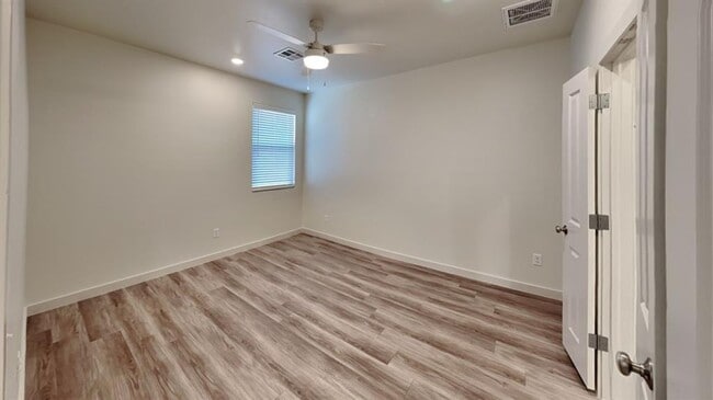 Building Photo - Luxury 3 Bedroom 2 Bathroom Duplex with 2 Car Garage in Bethany, Ok