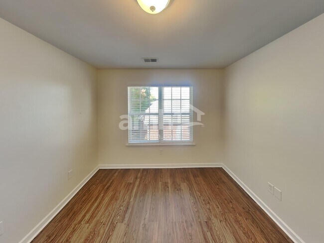 Building Photo - 447 Titans Cir