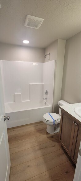 Main Bedroom Bathroom - 5101 Holly St
