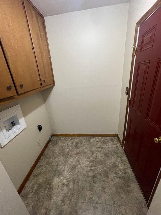 Building Photo - 2 Bedroom, 1 Bathroom House