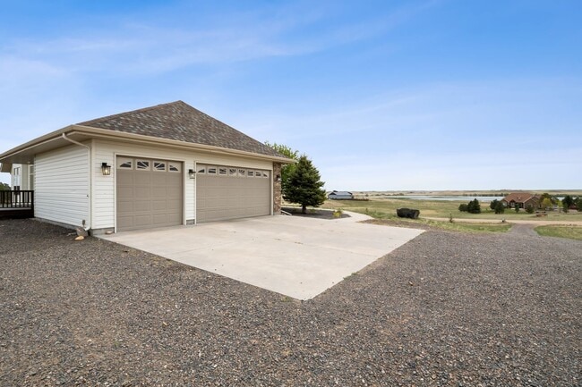 Building Photo - Executive 3-Bed Ranch Main Level - Private...