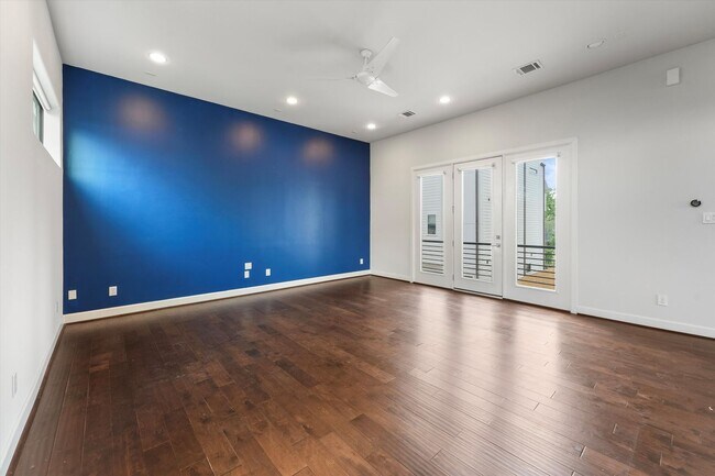 Building Photo - Stunning Freestanding Home with Soaring Ce...