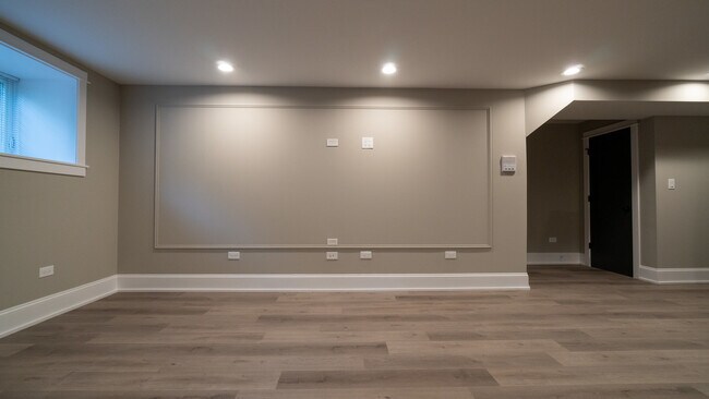 Building Photo - 5406 N Paulina St