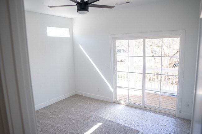 Building Photo - Hollywood Luxury Living