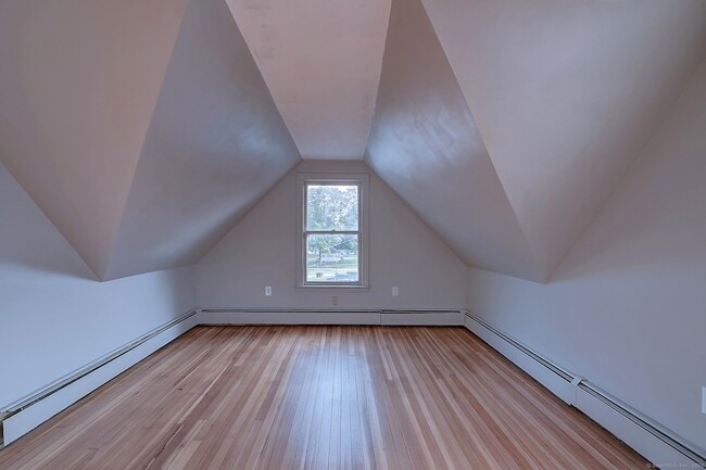 Building Photo - 93 Meadow St
