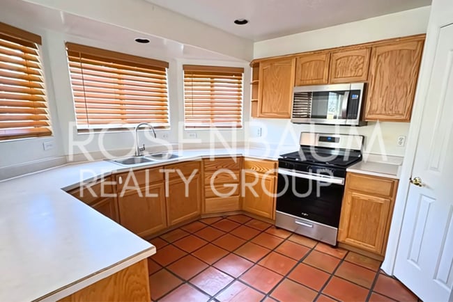 Building Photo - Beautiful 4-bedrooms, 2-baths home in Pres...