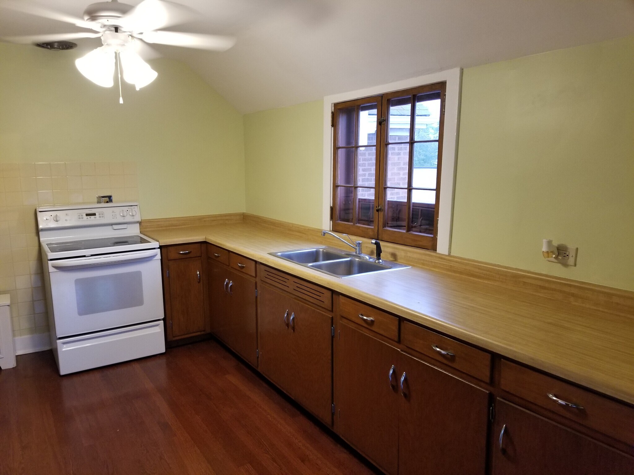 Kitchen - 7560 W Touhy Ave